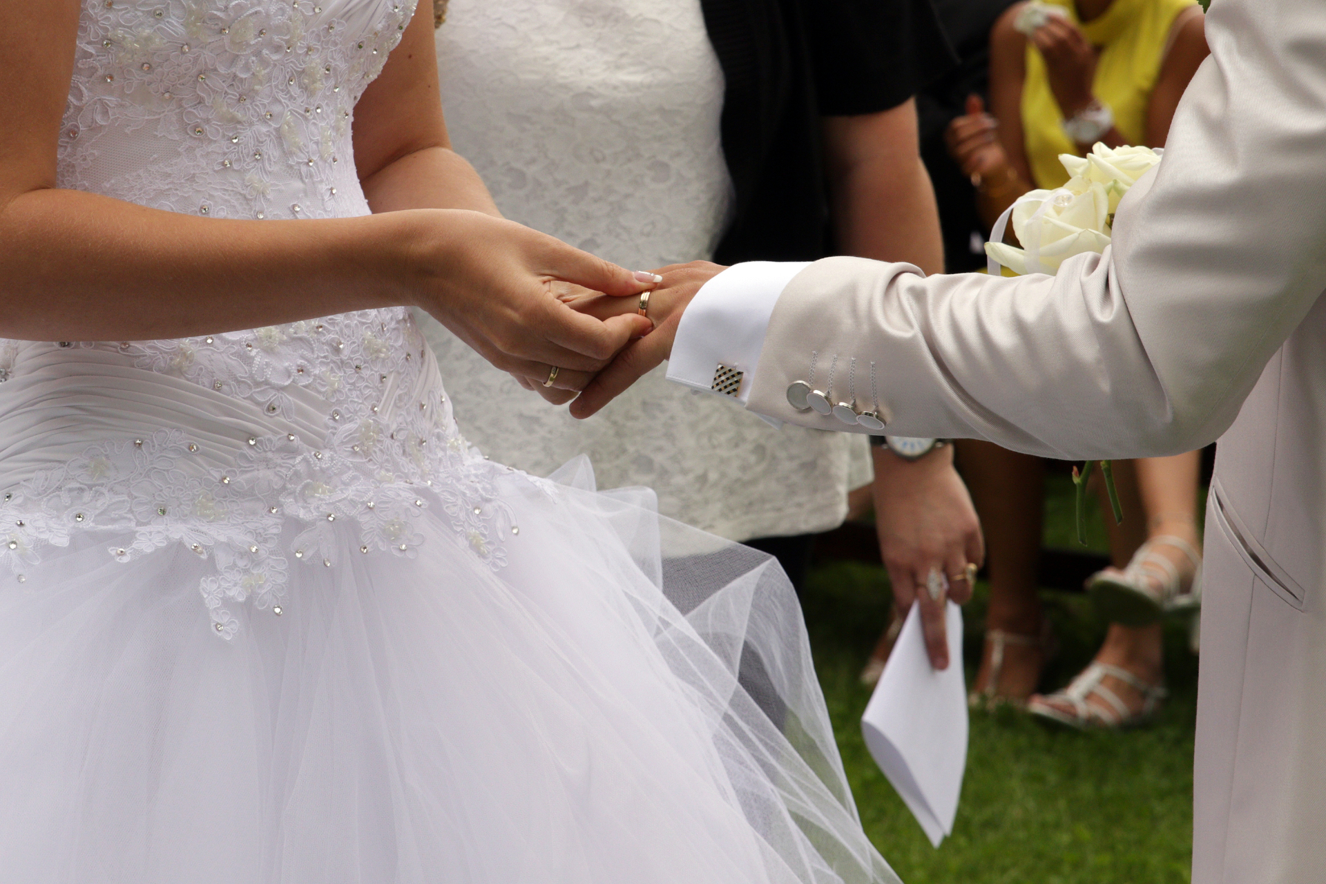 Échange d'alliances Échange d'alliances lors d'une cérémonie laïque de mariage en extérieur — Passage de Vie, officiante de cérémonie