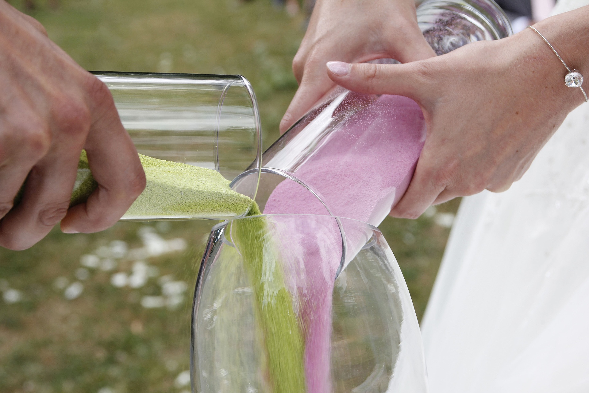 Rituel du sable coloré Rituel du sable coloré rose et vert versé dans un vase commun lors d'une cérémonie de mariage — Passage de Vie